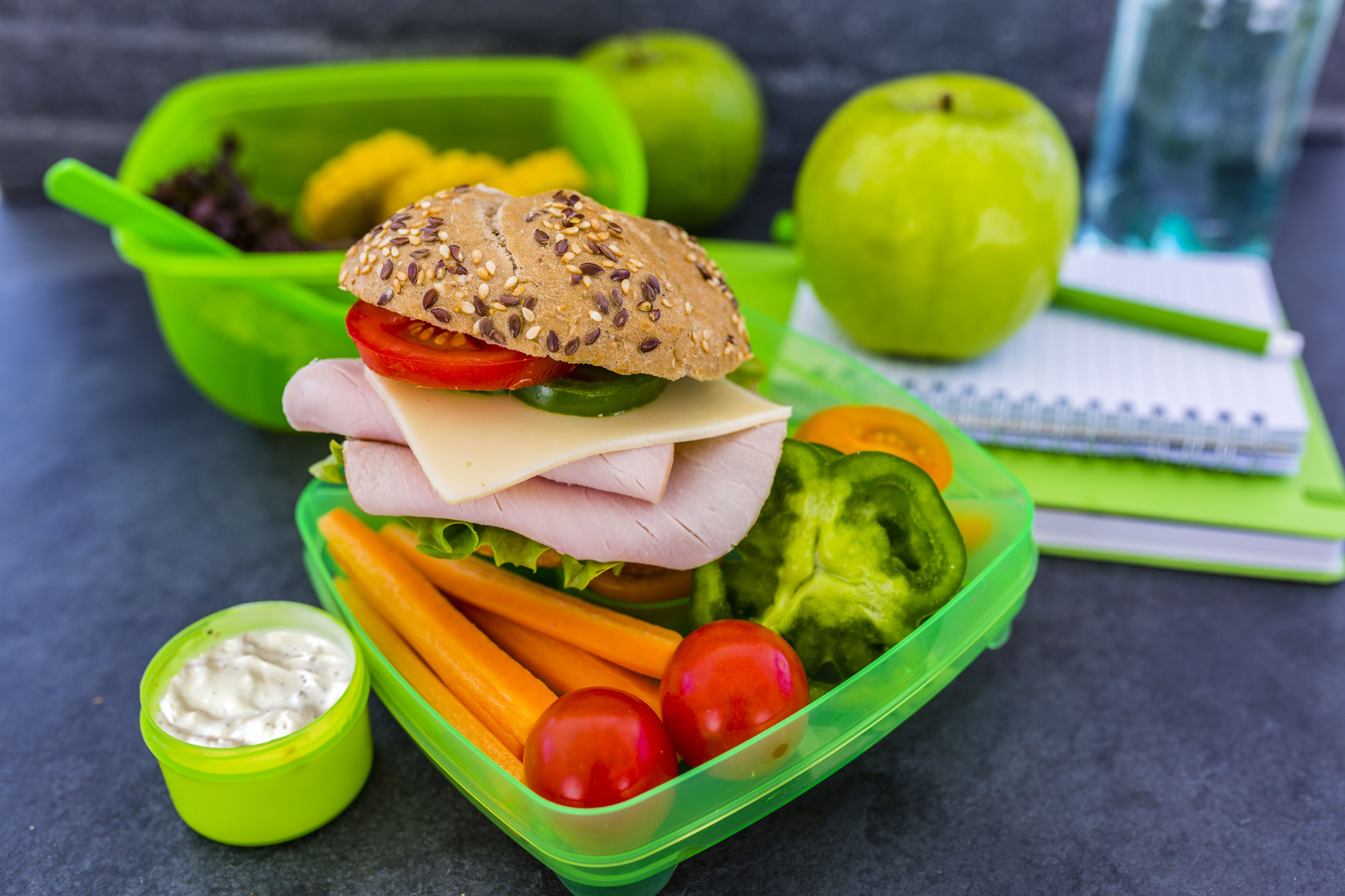 He lunch. Ланч фон. Рецепты ланч боксов в школу. Бокс для еды зеленый. Еда в зеленых коробках.