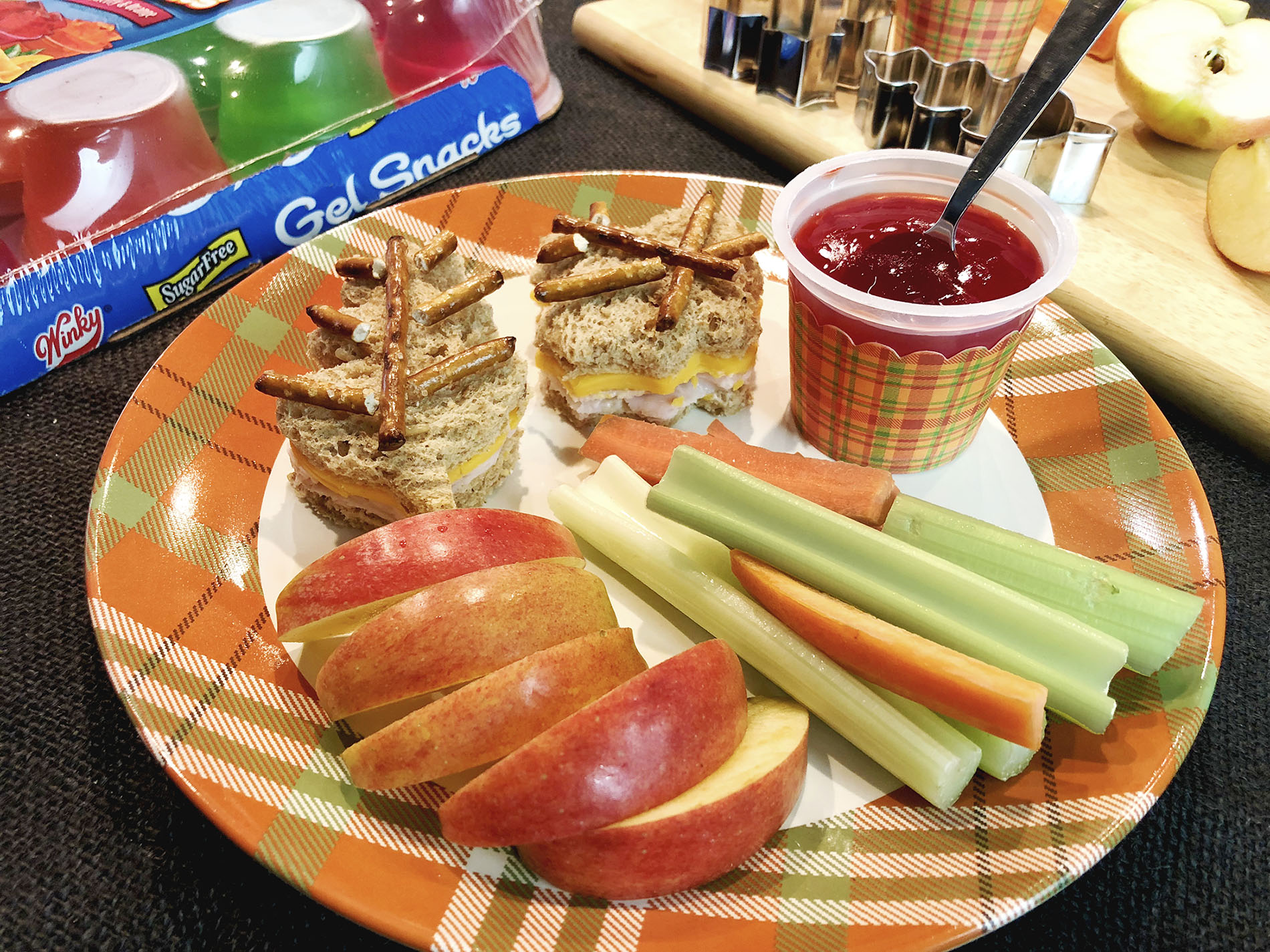 fall-leaves-cookie-cutter-sandwich-with-baking-cup-gel-wrap-lakeview